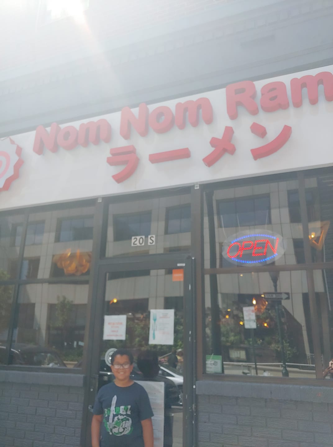 Image Nathan in front of ramen shop